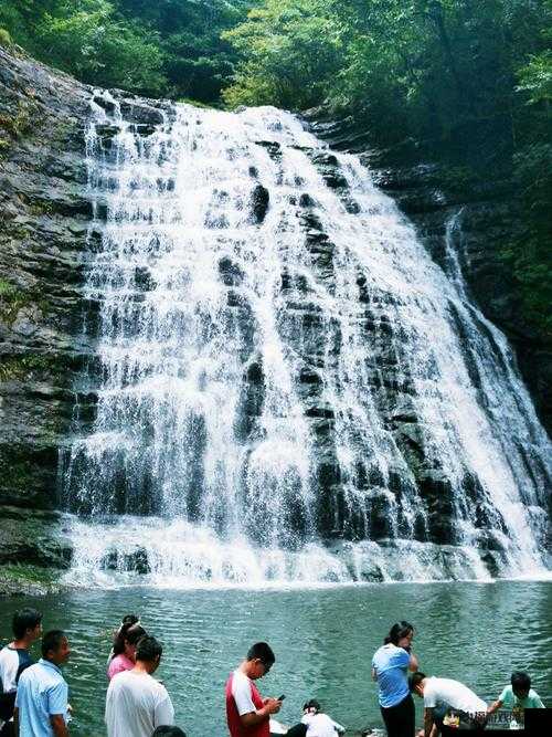 水帘白瀑如饥似渴：自然奇景的魅力