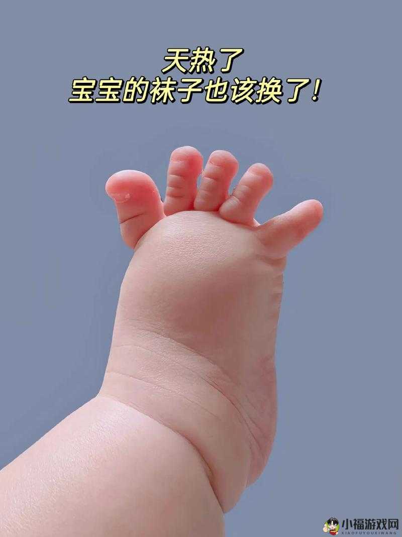 宝宝把脚抬高看镜子：有趣的行为